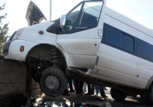 İlkokul öğrencilerini taşıyan minibüs kaza yaptı